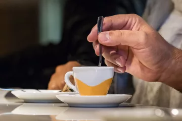 mescolare il caffè